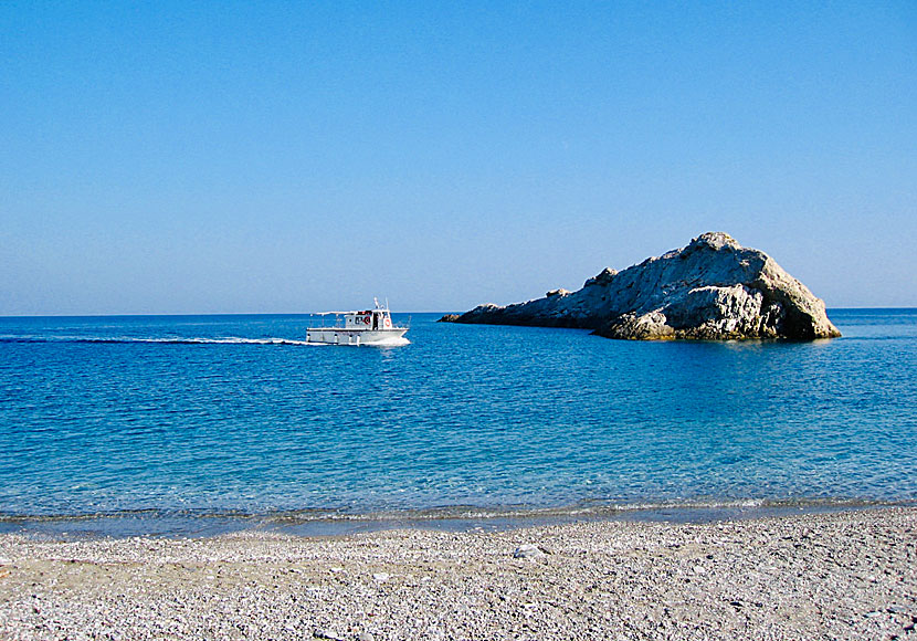 Beach boat to Katergo beach leaves from the port at Folegandros.