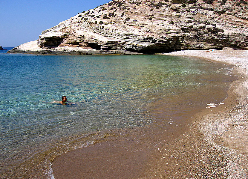 The best beaches on Folegandros. Livadaki beach. 