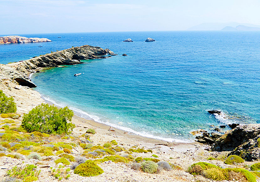 Vitsentzou beach near the port of Folegandros.