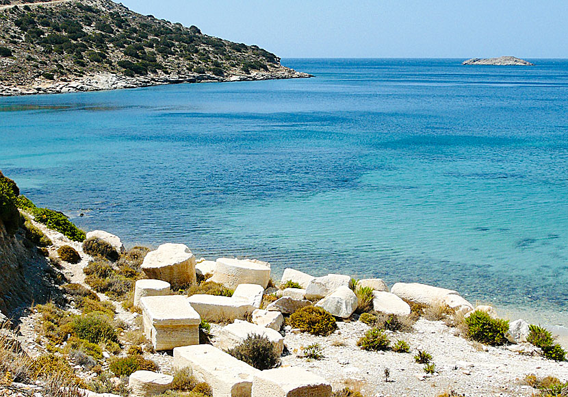 Marble stones at Petrokopio beach in Fourni.