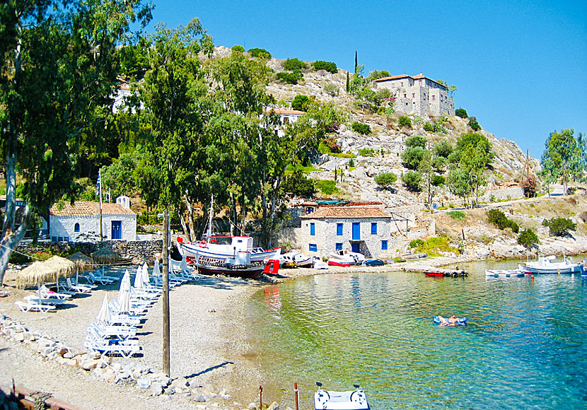 In Mandraki there are two beaches, on one of them there is a taverna and sunbeds for rent.