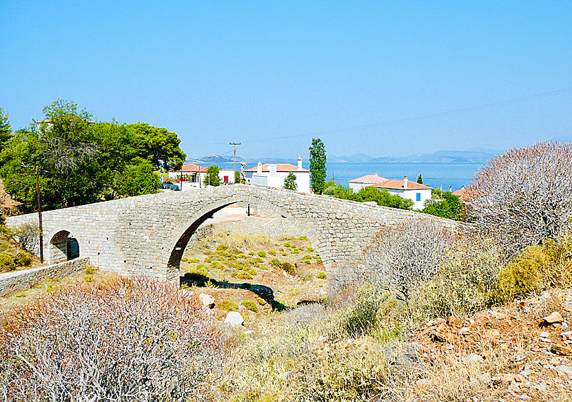 Above Vlychos beach on Hydra is a beautiful old stone bridge.