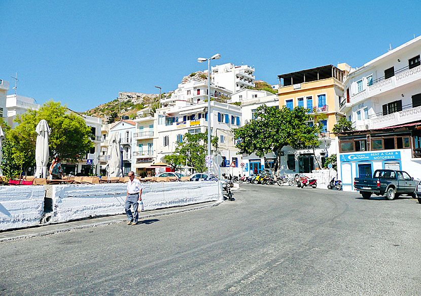 Above the port of Agios Kirikos are many hotels, shops, travel agencies and car rental companies.