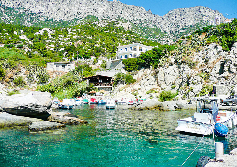 The port and taverna in Magganitis.