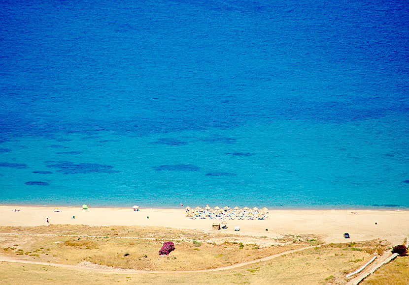 There are a few hotels and tavernas on the beach, and sunbeds are available for rent.