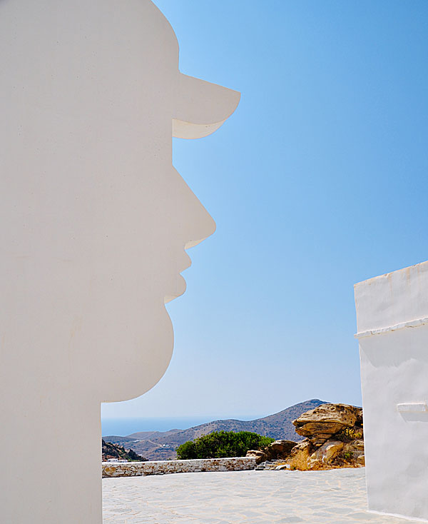 The artist Yannis Gaitis from Ios is known for his sculptures of anonymous men with hats.