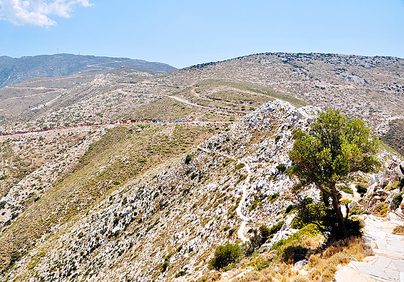 The road to Psathi and Manganari beach seen from the path to Paleokastro in Ios.