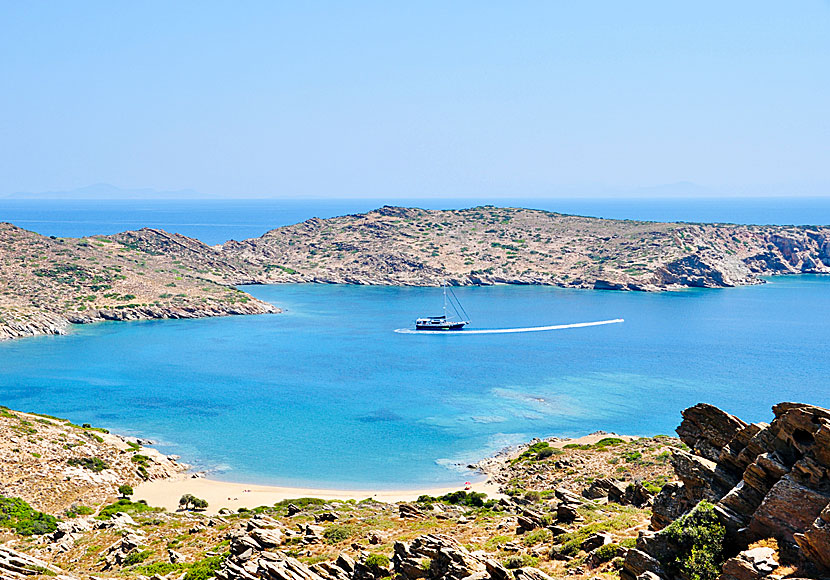 Tris Klisies beach before Manganari is suitable for those who like to snorkel.