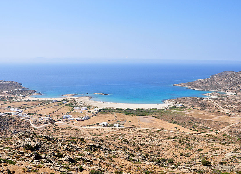 Manganari consists of five beaches that lie on a string of pearls one after the other.