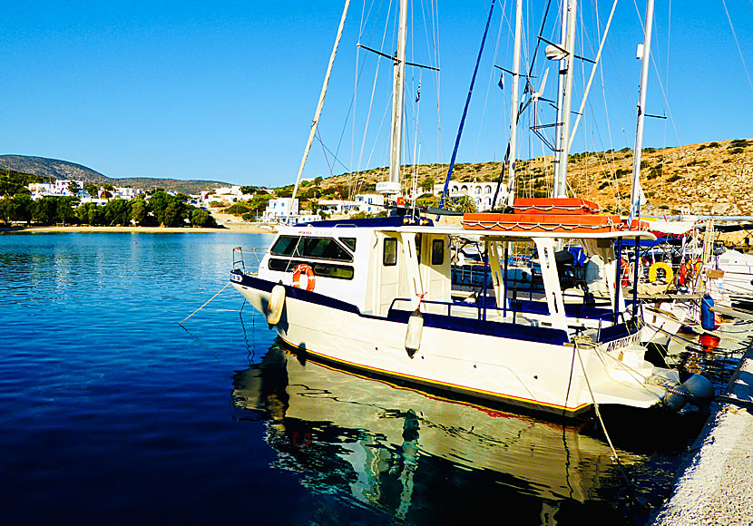 The beach boat Anemos which goes to Alimia and Karvounolakos beaches in northern Iraklia. 