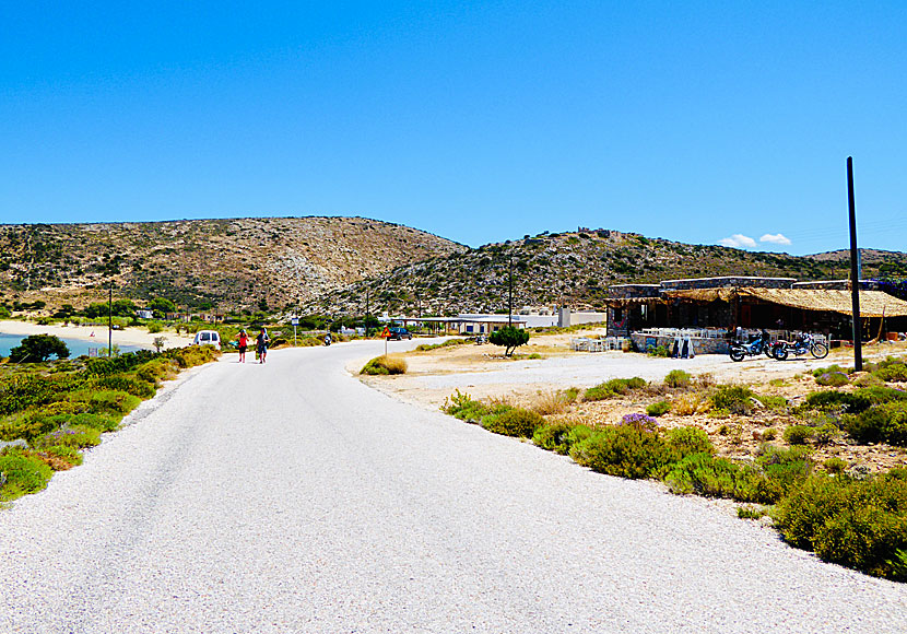 Restaurant Thalassa and the snack bar above Livadi beach on Iraklia.