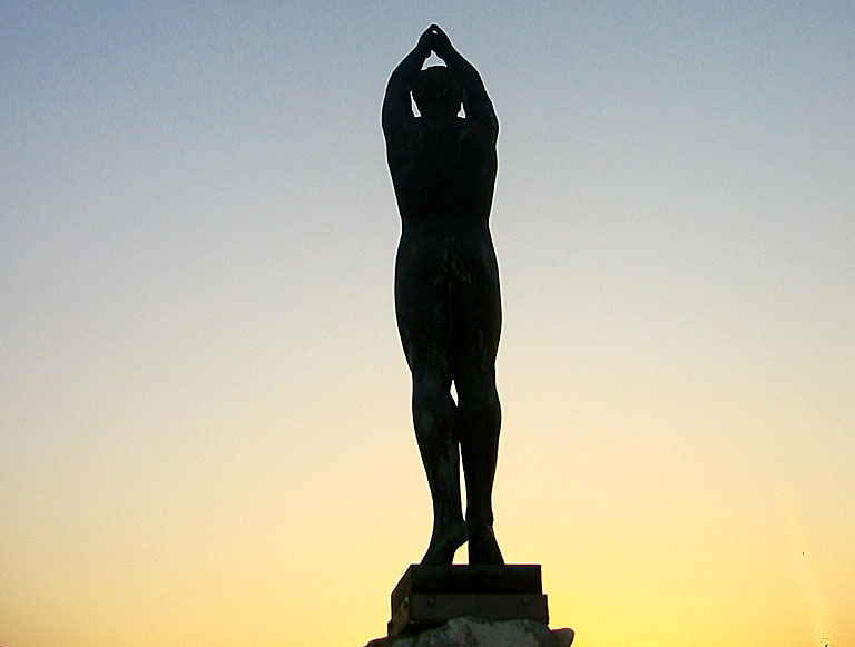 The statue of the diving sponge fisherman.