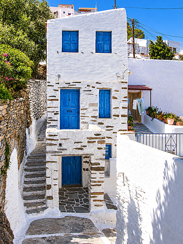 The houses in Chora on Kea have a different architecture from other villages in the Cyclades.