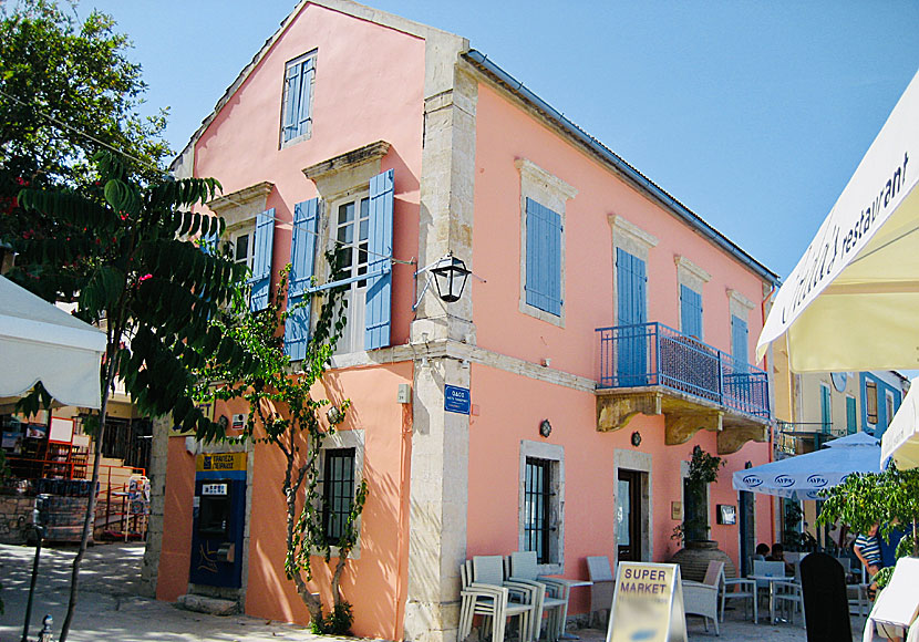 Fiskardo, roughly 50 kilometers north of Argostoli, is the only village on Kefalonia that survived the 1953 earthquake unscathed.