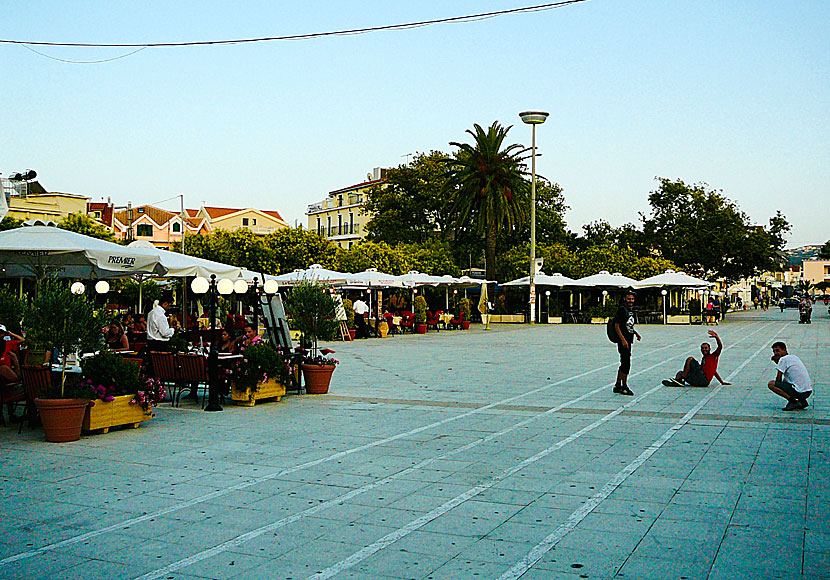 Platea Vallianou square in Argostoli has many tavernas, restaurants, cafes and bars.