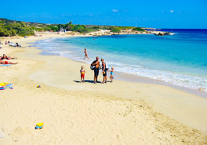 The child-friendly sandy beach at Finikas on Koufonissi.