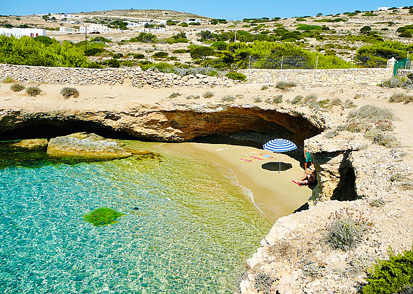 Rent sunbeds and parasols at Koufonissi.