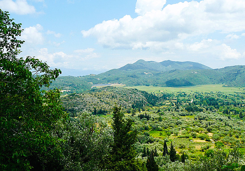 Lefkada offers a very beautiful and hiking-friendly landscape.