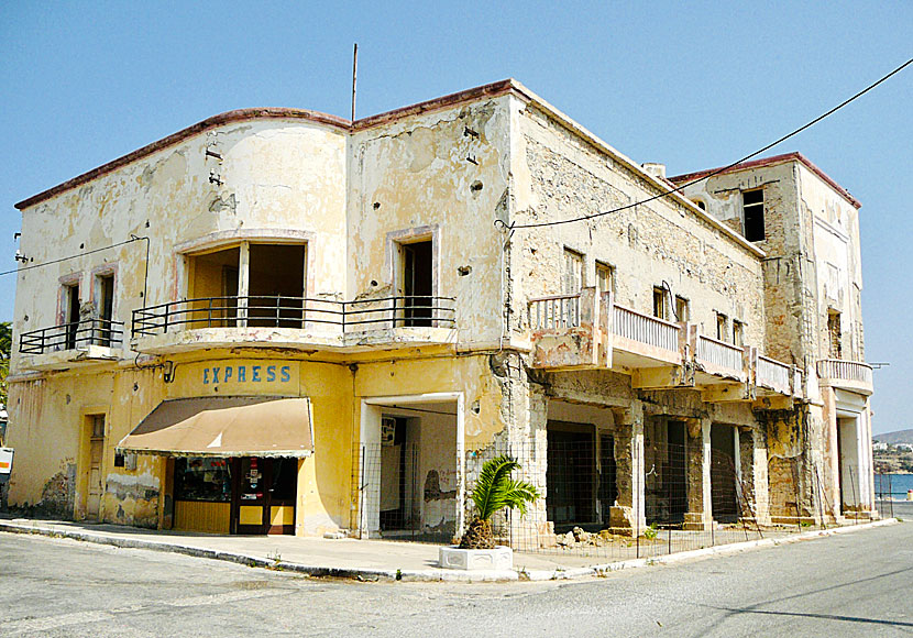 Most of the houses in Lakki on Leros were in ruins for many years, now many houses are renovated.