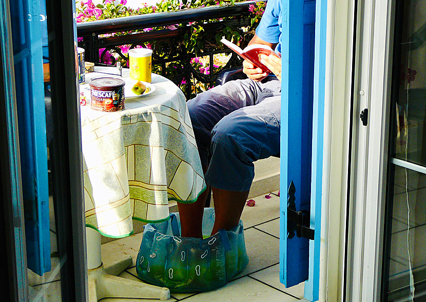 A cup of coffee, a good book and a foot bath on Naxos in Greece.