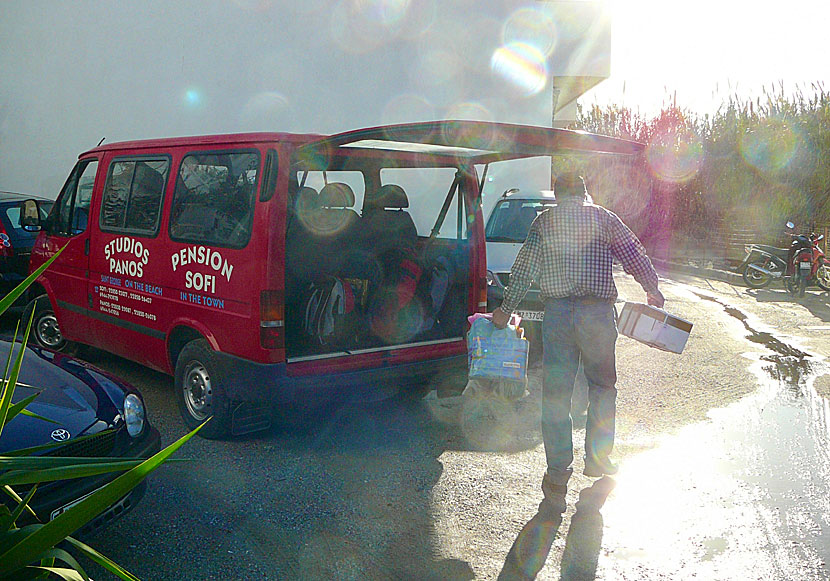 Transfer between the port of Naxos and hotels and pensions.