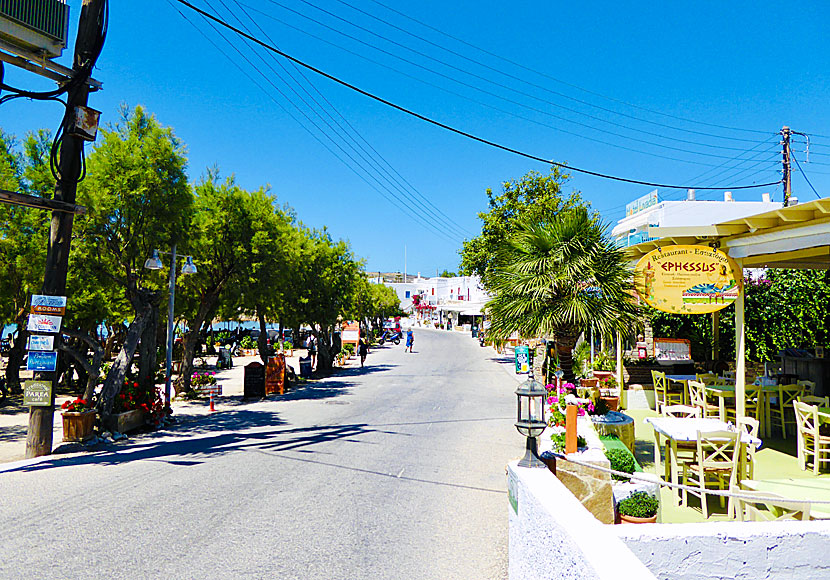 Along the beach promenade in Livadia on Paros you find restaurants, tavernas, hotels, shops and cafes.