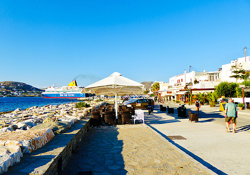 The harbour promenade in Parikia is closed to car traffic in the evening.
