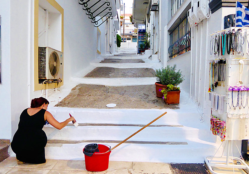 One of the alleys leading from the square to upper Pylos.