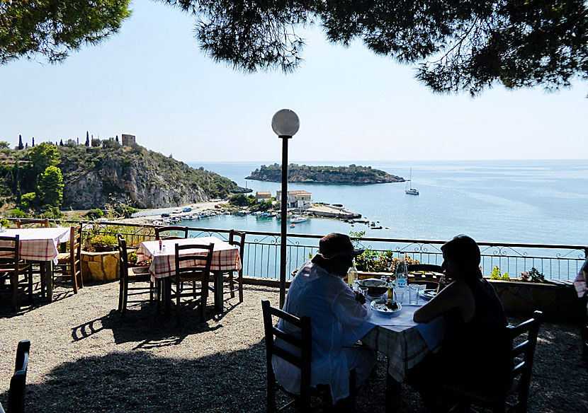 Dioskouri Taverna in Kardamili is a very good restaurant with a beautiful view of the small boat harbor.