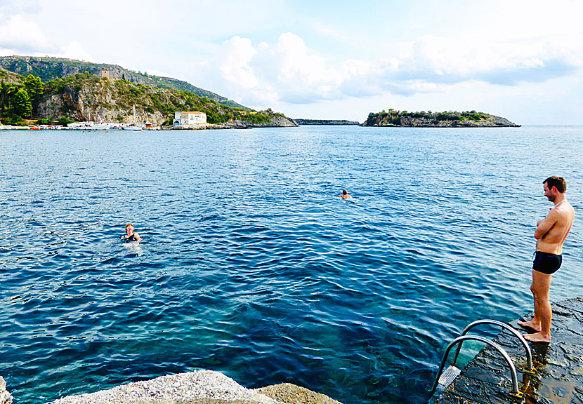 The bathing jetty with bathing ladders and snorkel-friendly water.