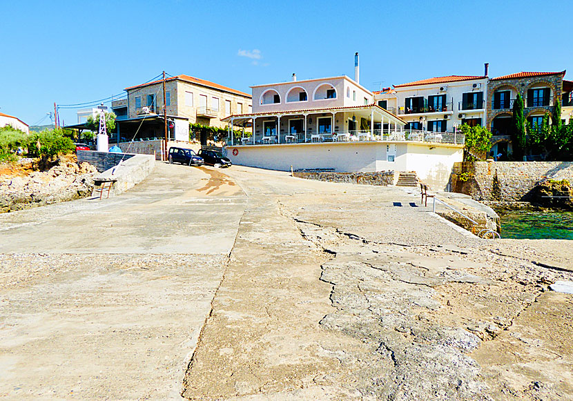 Good restaurants and tavernas at the large bathing pier in Kardamili.
