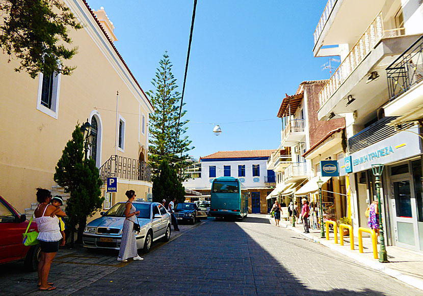 Taxis and buses in Koroni to Kalamata and other villages, such as Pylos, Finikounda and Methoni.