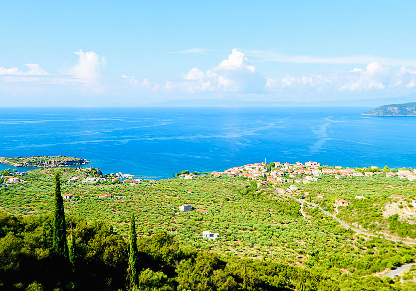 The island of Meropi is located approximately 250 meters from the port of Kardamili.