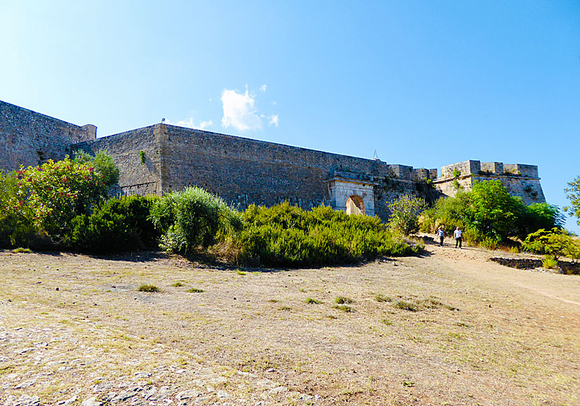 The entrance to the massively large and hexagonal inner fortress of Niokastro.
