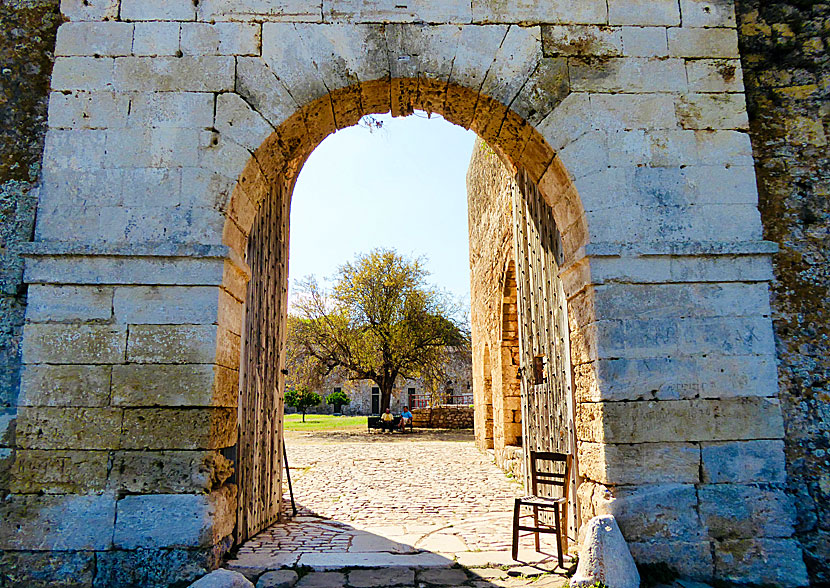 The sturdy gate that is the only entrance to the inner fortress of Niokastro.