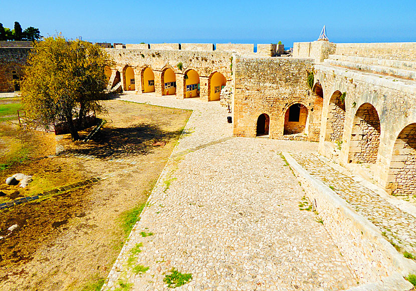 Part of the inner defensive wall of Niokastro.