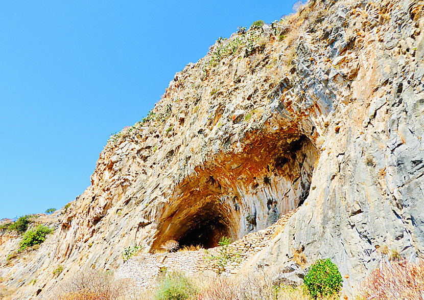 There are many caves with stalagmites and stalactites in the area around the village of Trachila.