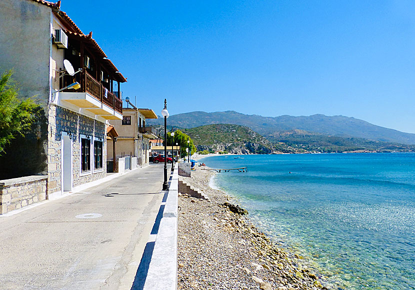 Along the promenade in Balos on Samos are restaurants and hotels.