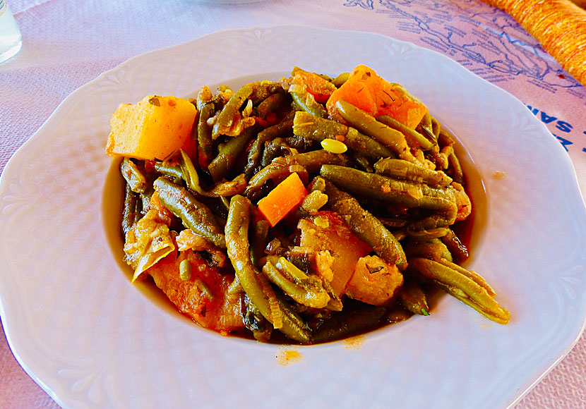 Fasolakia at Taverna Akrogiali on Samos.