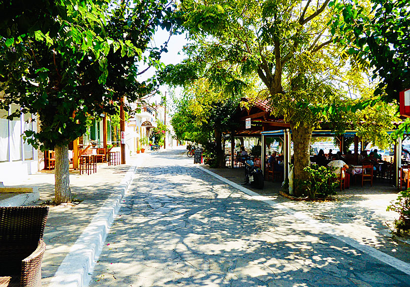 Tavernas above the parking lot in Ormos.