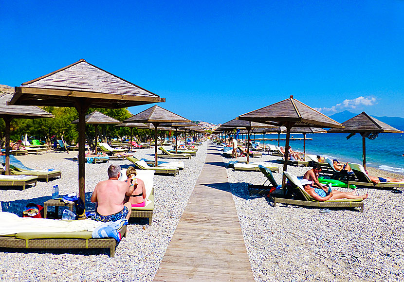 Sunbeds on Potokaki beach in Pythagorion on Samos.