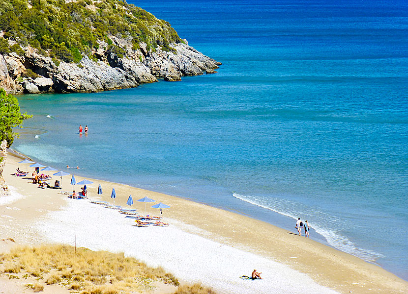 The sandy beach Psili Ammos 2 on Samos consists of white sand.