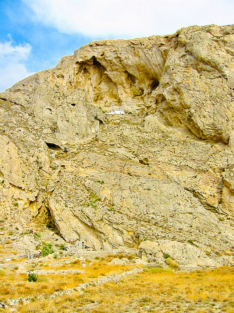 The small church of Panagia Katefiani is located along the path that goes from Perissa up to Ancient Thira.