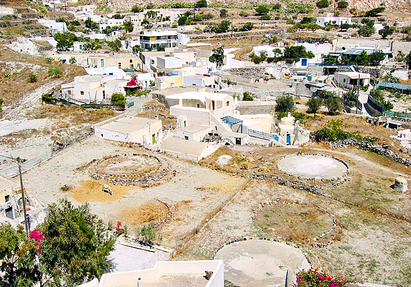 Below Kastelli is a small picturesque village of which there are not many on Santorini.