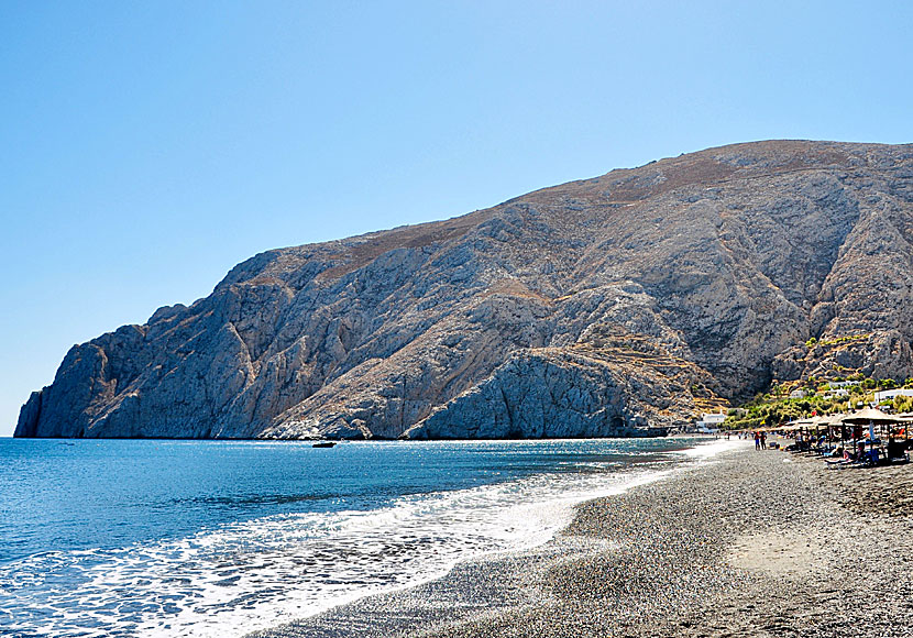 The mountain Mesa Vouno seen from the beach in Kamari.