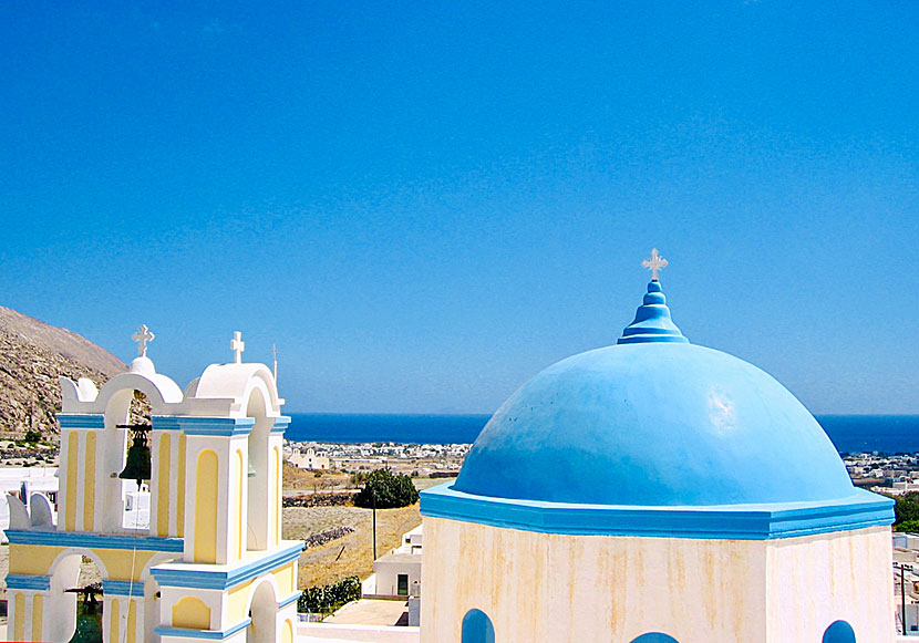 From the Metamorfosi Sotiros Church in Kastelli you have a nice view of Perissa beach.