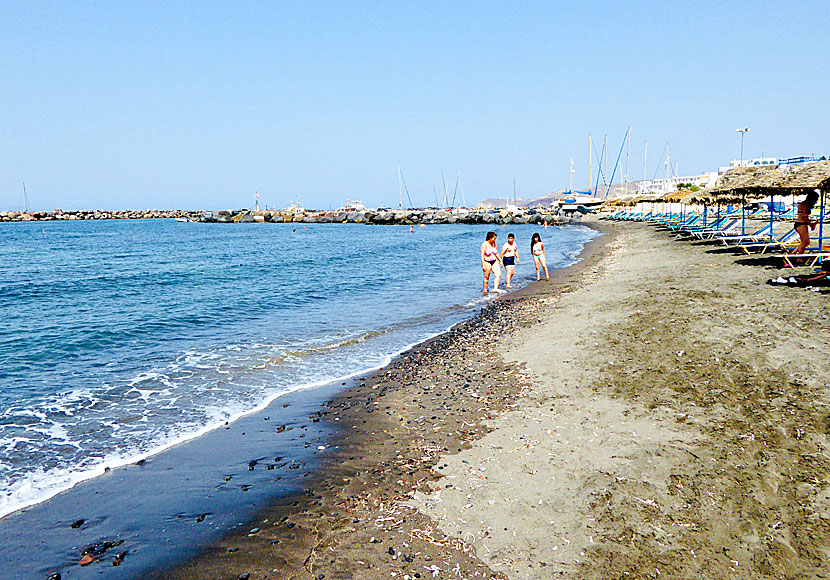The shallow and child-friendly sandy beach in Vlychada on Santorini.