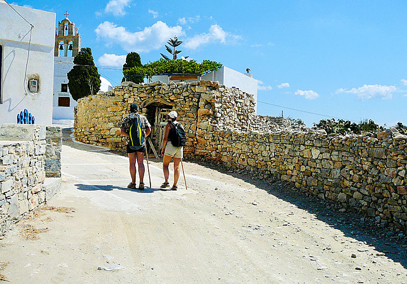 Hike to Messaria on Schinoussa.