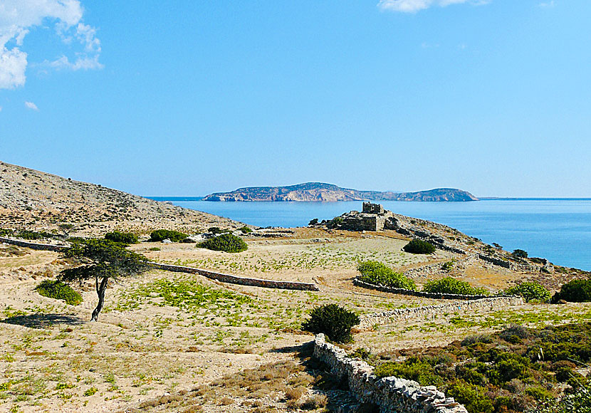 Hiking trails and hiking maps on Schinoussa in the Cyclades.