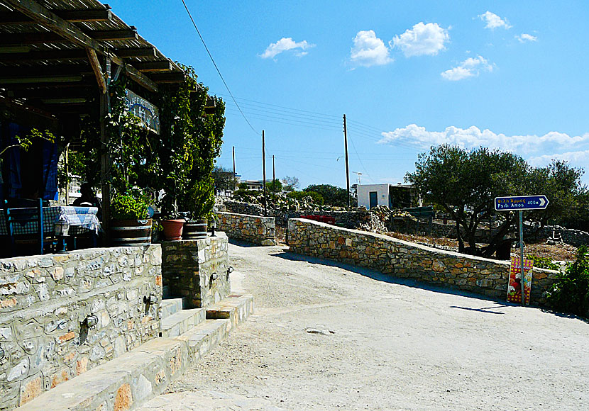 At Restaurant To Petrino the path down to Psili Ammos beach on Schinoussa begins.